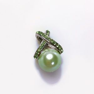 🔥4/$20 Green faux pearl and crystal rhinestone pendant